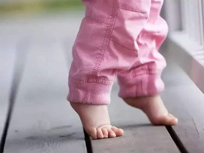 宝宝几个月可以学站立？