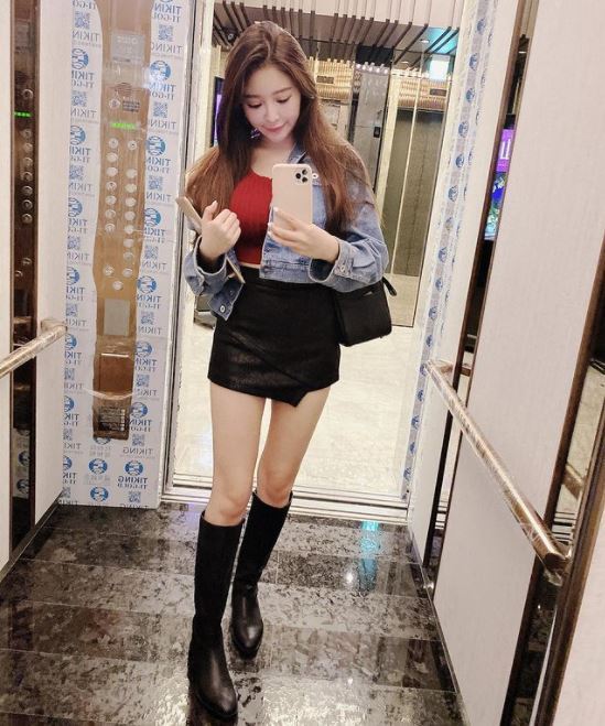 「护理系女神」谢侑芯晒图尺度太劲爆了上身没穿发丝遮挡住秘密部位！