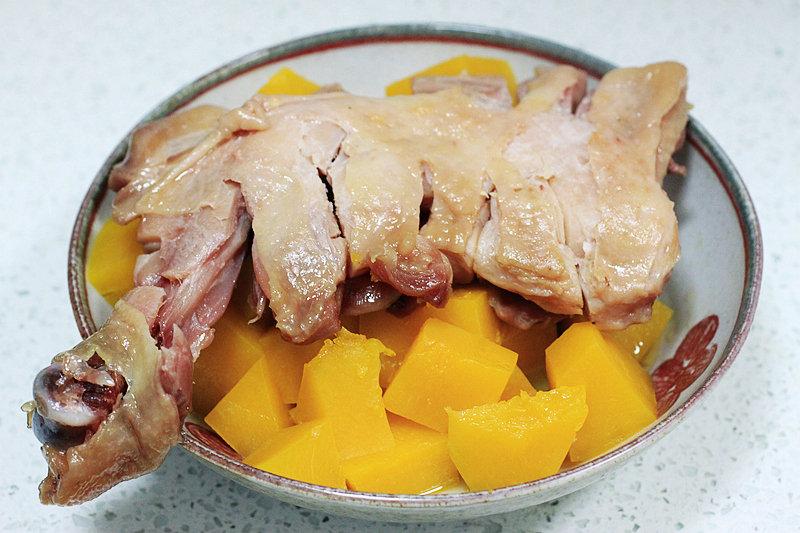 南瓜炖鸡腿的做法