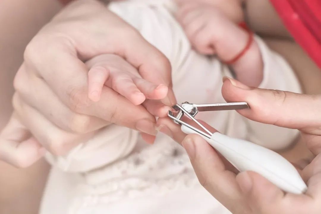 给孩子剪指甲,家长容易犯的三个错可能会伤害孩子,你要注意