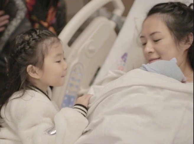 母乳喂养和奶粉喂养,差距大的不是一点,看看赵薇和章子怡就懂了