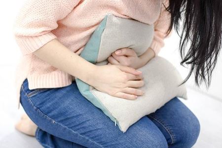 女人痛经缠身用两个方法缓解疼痛