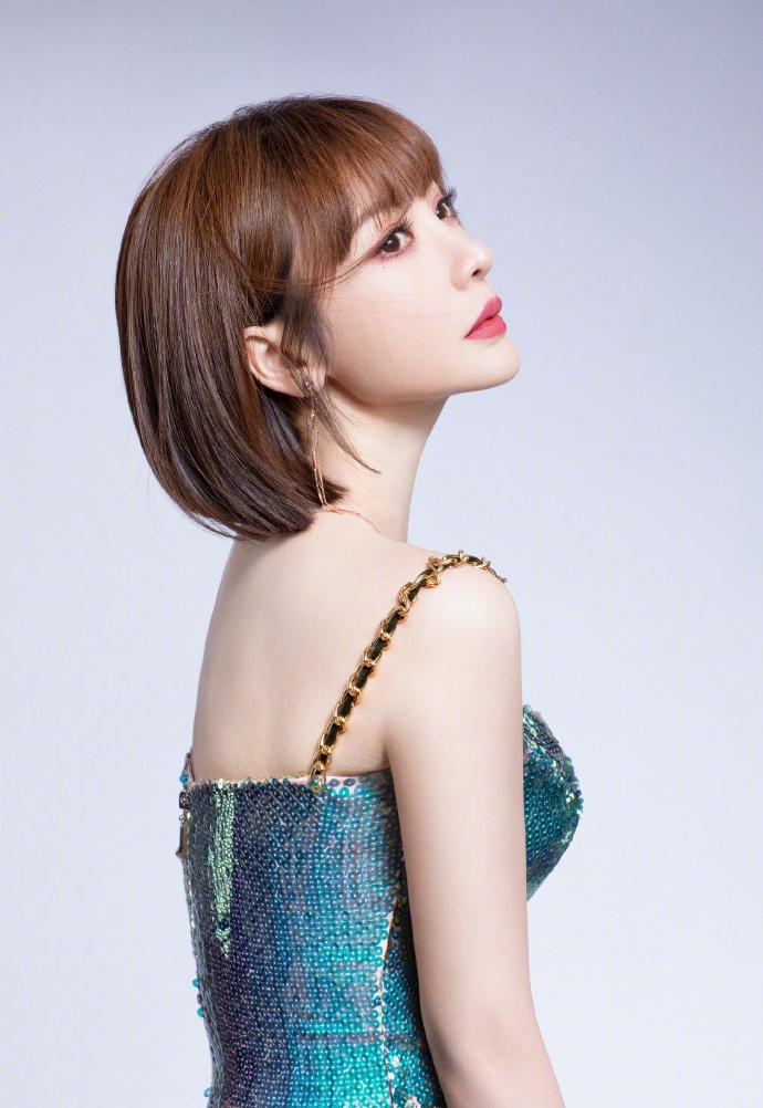 柳岩穿蓝色亮片高开叉吊带裙 大秀S型曲线身材优越