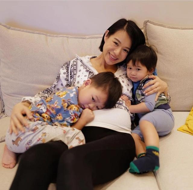 胡杏儿挺7月孕肚抱俩娃,下巴尖肚子圆状态好,孕7月后要注意啥