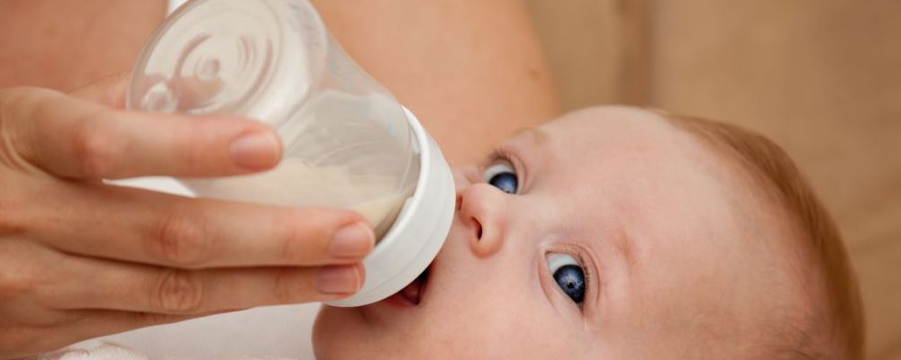 防止宝宝喝奶粉呛奶 掌握这些小妙招不惊慌 防止宝宝喝奶粉呛奶 掌握这些小妙招不惊慌