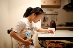 乳汁变黄变绿,还能给娃吃奶吗？乳汁呈现的四种颜色,到底咋回事