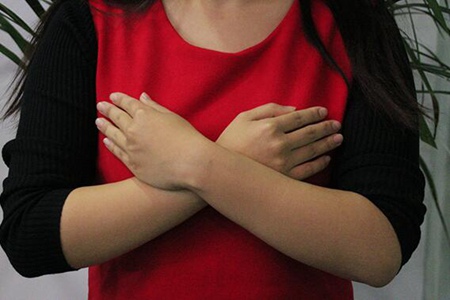 来月经前乳房胀痛是怎么回事？月经前乳房胀痛的原因