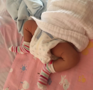 宝宝红屁屁,妈妈在纸尿裤上开＂天窗＂透气！记牢5要点做好预防