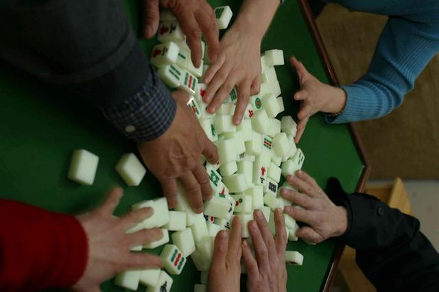 男子连续打牌36小时 憋尿憋到休克 具体是什么情况？