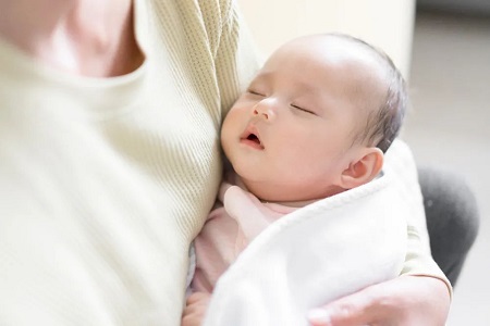 宝妈喂夜奶,再困也要避开这些错误做法,喂母乳和奶粉的都得注意