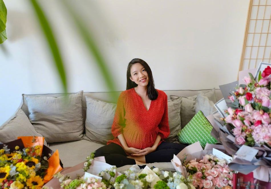 张梓琳挺孕肚庆生 女儿躲花后一家四口另类同框