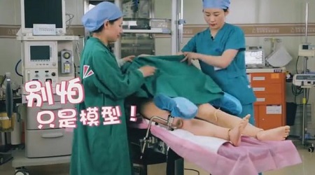 顺产生娃时到底是怎样的过程？助产士演示全过程8步骤，为母不易