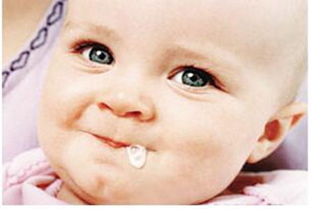 如何避免宝宝吐奶？发生呛奶时就该这么做