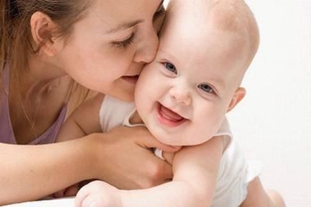 如何避免宝宝吐奶？发生呛奶时就该这么做