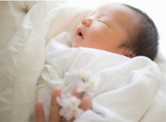 【新生儿溶血性黄疸】新生儿溶血性黄疸的症状_新生儿溶血性黄疸怎么治疗