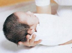 【抱新生儿】抱新生儿的正确方法_抱新生儿的注意事项_抱新生儿的好处