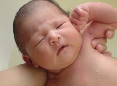 【新生儿鼻塞】新生儿鼻塞是感冒吗_新生儿鼻塞怎么办