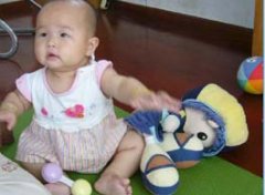 【宝宝多大会坐】宝宝怎样学坐_怎样教宝宝学坐