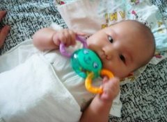 【宝宝抓东西】宝宝多大会抓东西_如何训练宝宝抓东西