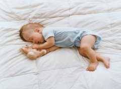 【小孩睡觉出汗】小孩睡觉出汗怎么回事_宝宝晚上睡觉出汗怎么办