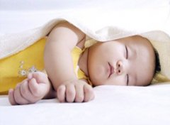 【婴儿痱子和湿疹的区别】怎么区别婴儿痱子和湿疹_婴儿痱子和湿疹怎么办