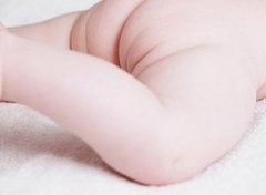 【婴儿放屁多】婴儿放屁多是什么原因引起的_婴儿放屁臭怎么回事