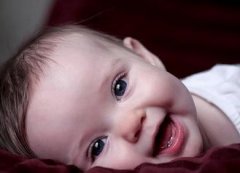 【皮肤皲裂】皮肤皲裂的原因_皮肤皲裂怎么办