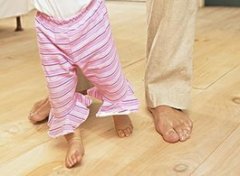 【宝宝走路】宝宝多大会走路_宝宝不会走路怎么办