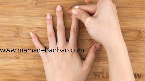 3种方法来不用甲片胶贴假指甲（用双面胶粘贴假指甲）