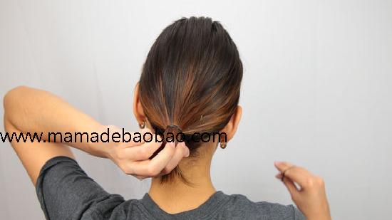 漂亮妈妈使用3种方法来将短发扎成发髻（芭蕾高发髻，扎成马尾）