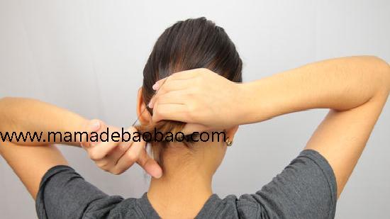 漂亮妈妈使用3种方法来将短发扎成发髻（芭蕾高发髻，扎成马尾）