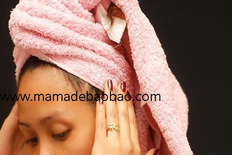 如何在家淡化天然黑发的颜色（使用天然的材料）