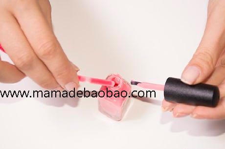 3种方法来制作荧光指甲油（用唇彩液制作[1] X 研究来源）