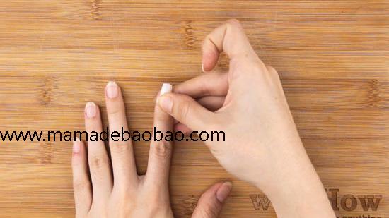 3种方法来不用甲片胶贴假指甲（用双面胶粘贴假指甲）