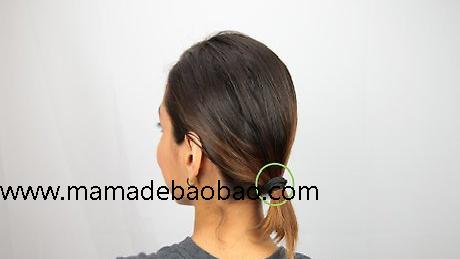 漂亮妈妈使用3种方法来将短发扎成发髻（芭蕾高发髻，扎成马尾）