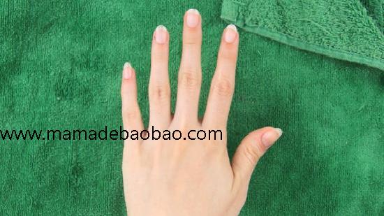 3种方法来不用甲片胶贴假指甲（用双面胶粘贴假指甲）