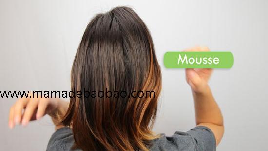 漂亮妈妈使用3种方法来将短发扎成发髻（芭蕾高发髻，扎成马尾）