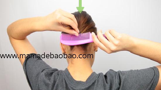 漂亮妈妈使用3种方法来将短发扎成发髻（芭蕾高发髻，扎成马尾）