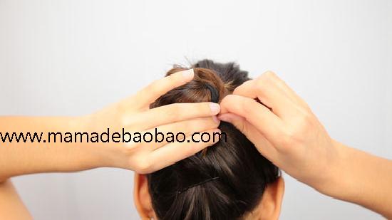 漂亮妈妈使用3种方法来将短发扎成发髻（芭蕾高发髻，扎成马尾）