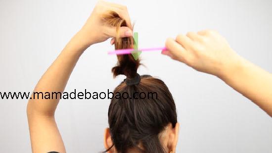漂亮妈妈使用3种方法来将短发扎成发髻（芭蕾高发髻，扎成马尾）