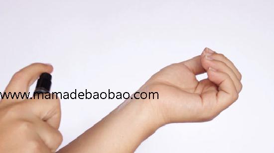 3种方法来使用香体喷雾（使用男士香体喷雾）