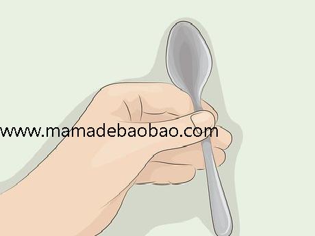 4种方法来不用睫毛夹让睫毛变得又卷又翘(用勺子)