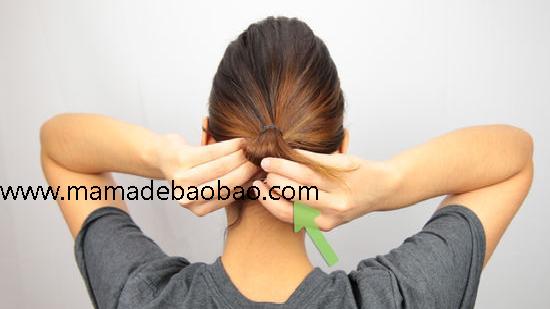 漂亮妈妈使用3种方法来将短发扎成发髻（芭蕾高发髻，扎成马尾）