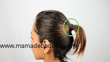 漂亮妈妈使用3种方法来将短发扎成发髻（芭蕾高发髻，扎成马尾）