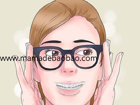 如何能把牙套和眼镜戴得很酷（有一种态度！）