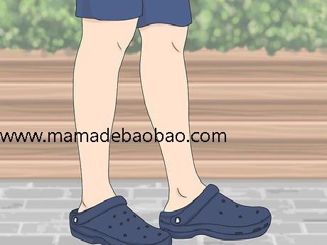 3种方法来搭配Crocs鞋（选择与Crocs鞋搭配的衣服）