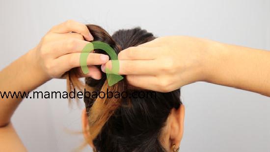 漂亮妈妈使用3种方法来将短发扎成发髻（芭蕾高发髻，扎成马尾）