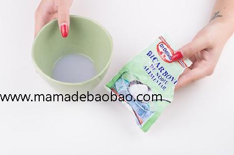 3种方法来洗掉头发上的黑色染发剂（使用除色剂）