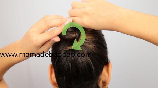 漂亮妈妈使用3种方法来将短发扎成发髻（芭蕾高发髻，扎成马尾）