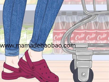 3种方法来搭配Crocs鞋（选择与Crocs鞋搭配的衣服）